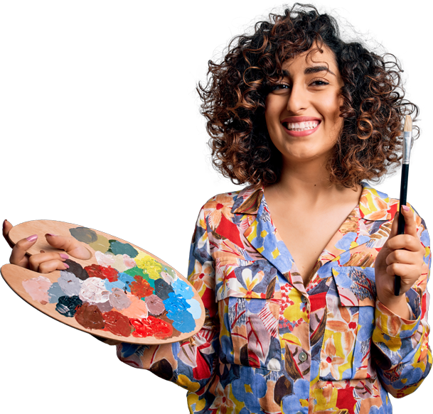 Imagem de uma artista com uma paleta de pintura na mão.